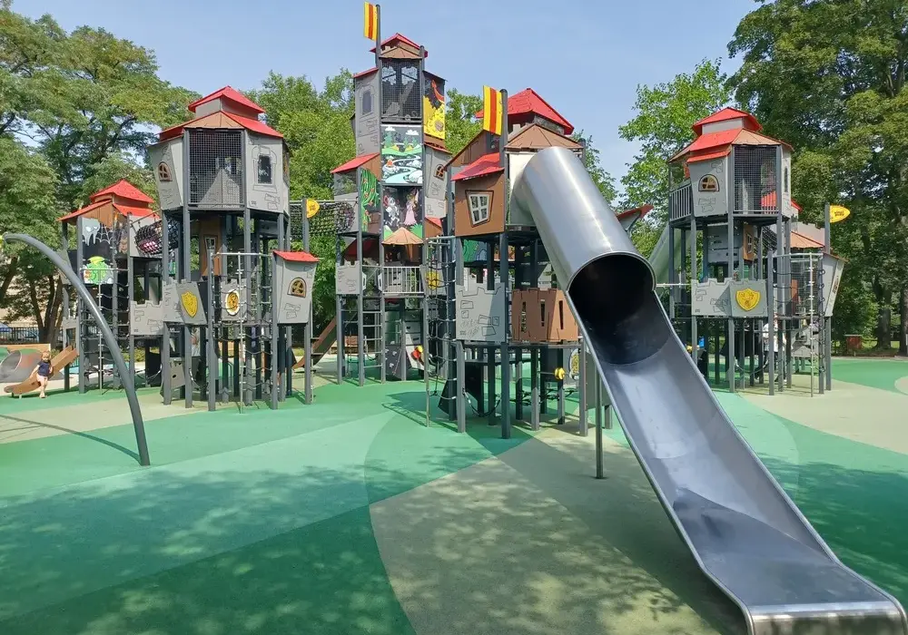 Jakie atrakcje kryje park w Pruszkowie? Miejsca na rodzinny relaks