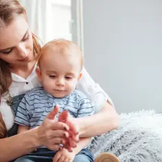 Samotna matka może adoptować dziecko: praktyczny poradnik prawny