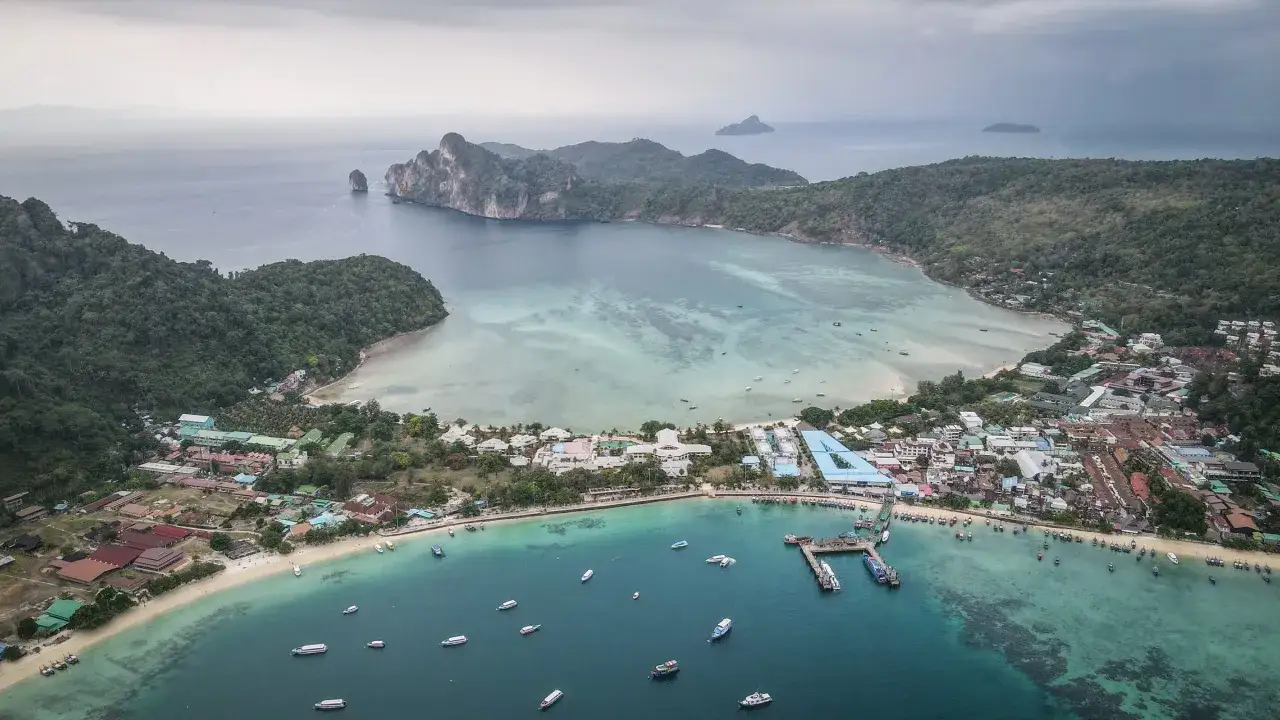 Zdjęcie Czy wyspa Koh Phi Phi naprawdę jest rajem na ziemi? Analiza